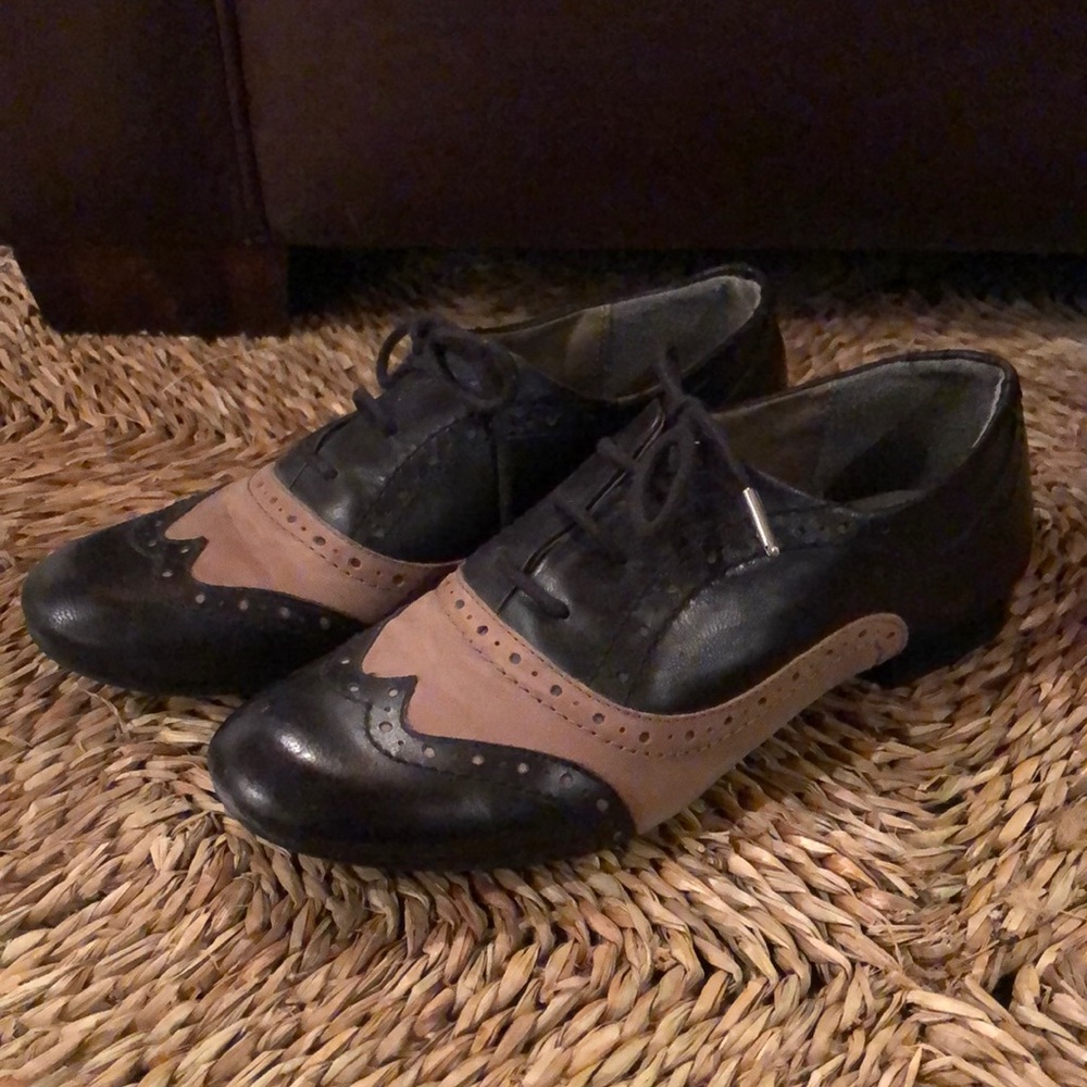 Brown/Tan Leather Woman’s Crown Vintage Oxford Shoe, size 8